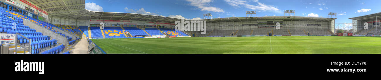 Panorama des Warrington Wölfe Halliwell Jones Stadium, Austragungsort der Rugby-Weltmeisterschaft 2013. Stockfoto