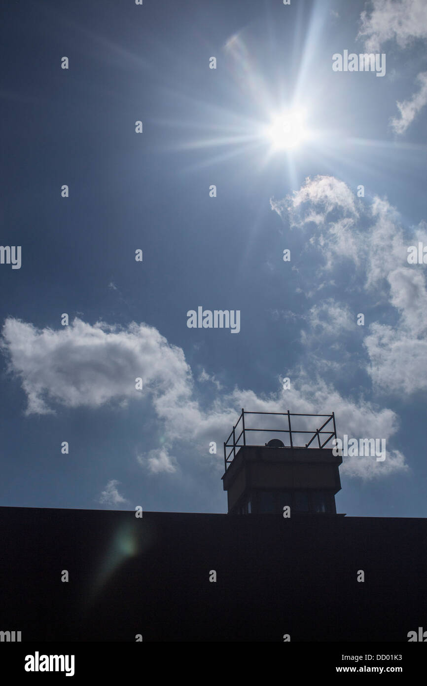 Berliner Mauer Gedenkstätte Bernauer Strasse Contre Jour Schuss der Wachturm am Todesstreifen Berlin Deutschland Stockfoto
