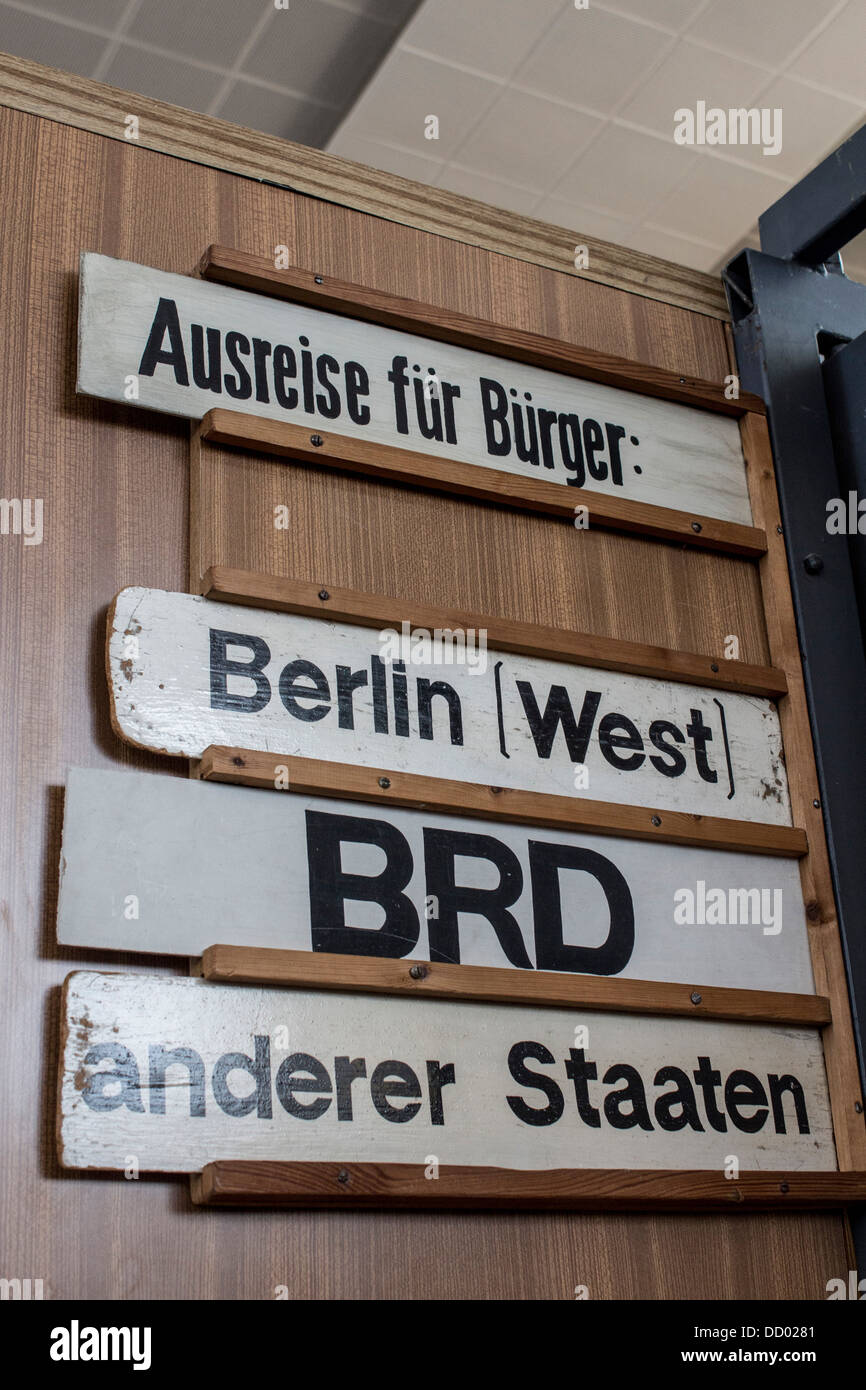 Tränenpalast Tränenpalast ehemaligen Grenzübergang Punkt Passkontrolle Berlin Deutschland Stockfoto