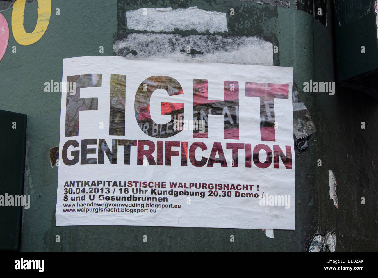 Flyer / Aufkleber aufgeklebt Laternenpfahl Werbung Protestmarsch gegen Gentrifizierung und soziale Ausgrenzung Berlin Deutschland Stockfoto