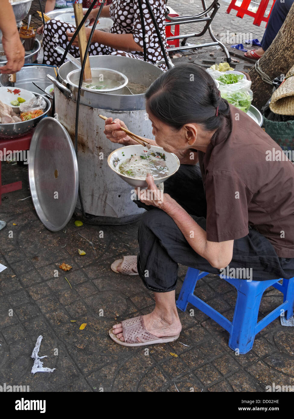 Senior Vietnamesin Pho zum Frühstück Essen. Cholon, Ho-Chi-Minh-Stadt (Saigon), Vietnam. Stockfoto