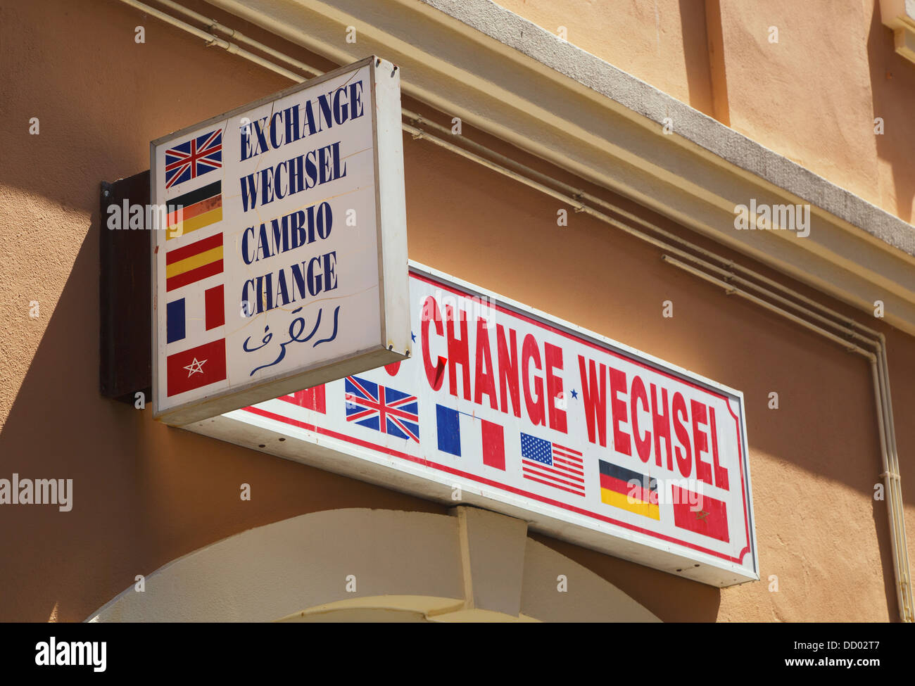 Melden Sie sich In fünf Sprachen über Money Exchange laden; Gibraltar Stockfoto