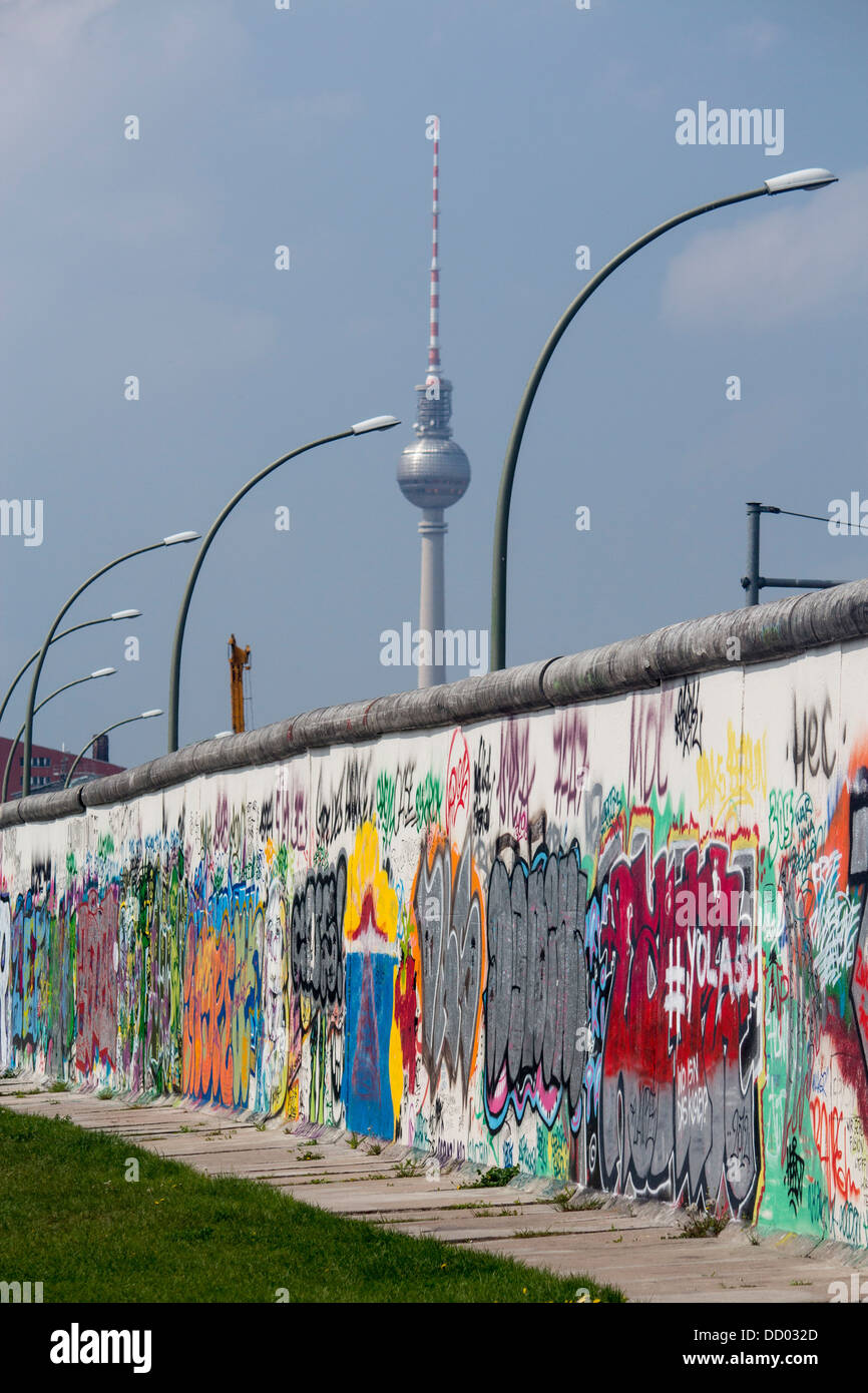 Abschnitt der Berliner Mauer mit Graffiti und Fernsehturm Fernsehturm in Ferne Berlin Deutschland Stockfoto
