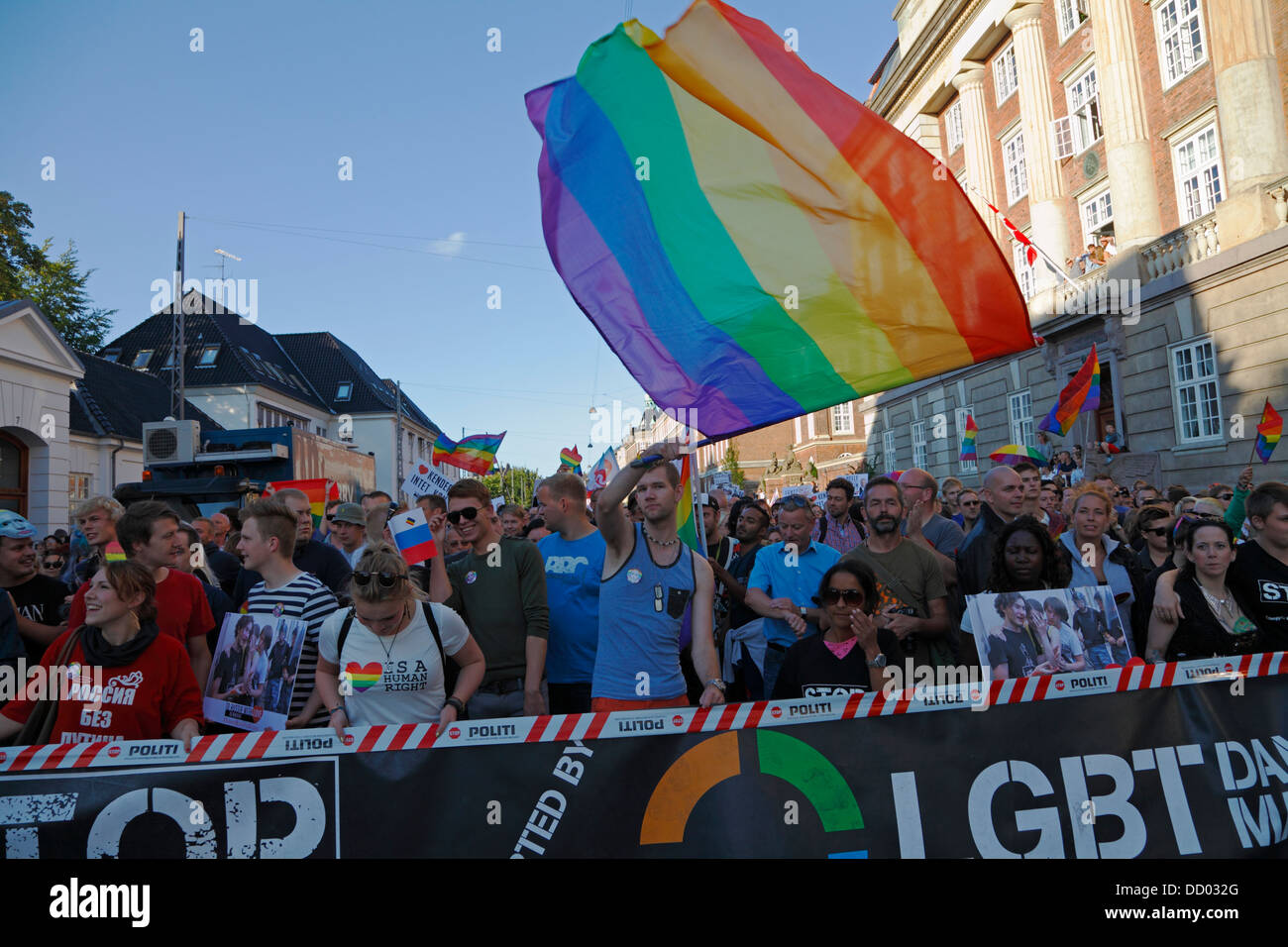 20. August 2013 - 10.000 Menschen an Demonstration in Kopenhagen vor der russischen Botschaft gegen die russischen Anti-Homosexuell-Gesetze. Stockfoto