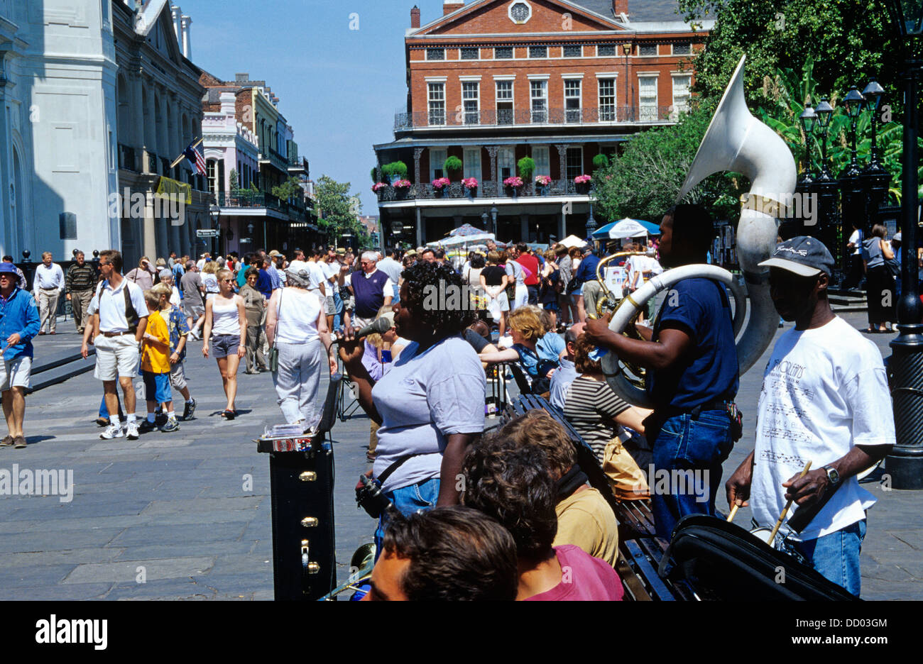 Handleser, Mimen, Künstler und Musiker unterhalten die Besucher rund um Jackson Square, New Orleans, Louisiana, Vereinigte Staaten von Amerika Stockfoto