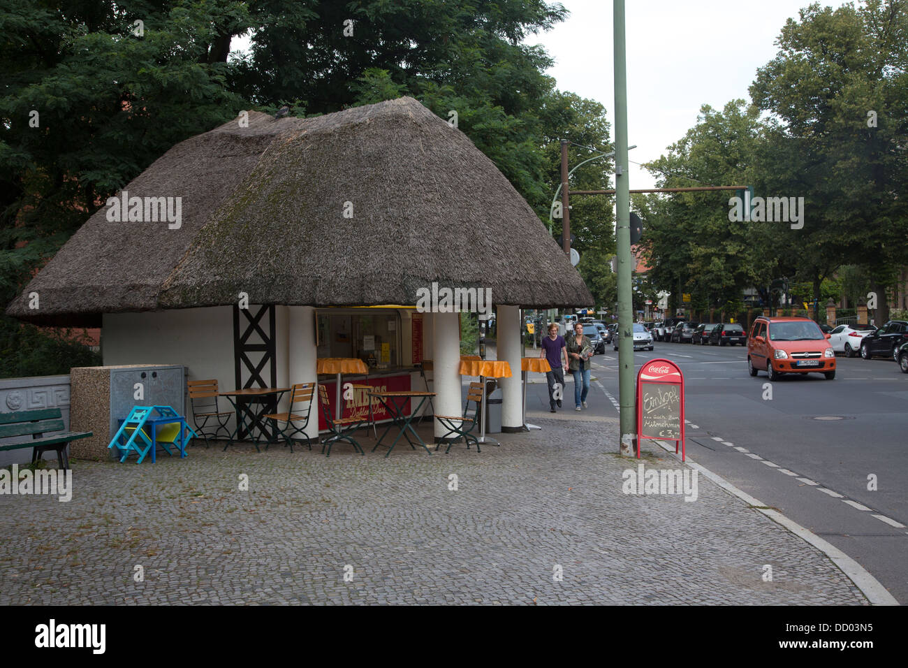 strohgedeckten Fast-Food Kiosk, Dahlem-Dorf, Berlin, Deutschland Stockfoto