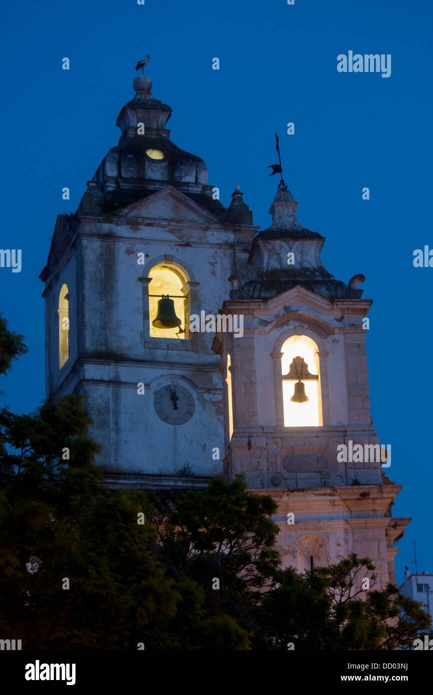 Igreja de Santo Antonio Kirchtürme in der Nacht / Dämmerung / Dämmerung Lagos Algarve Portugal Stockfoto