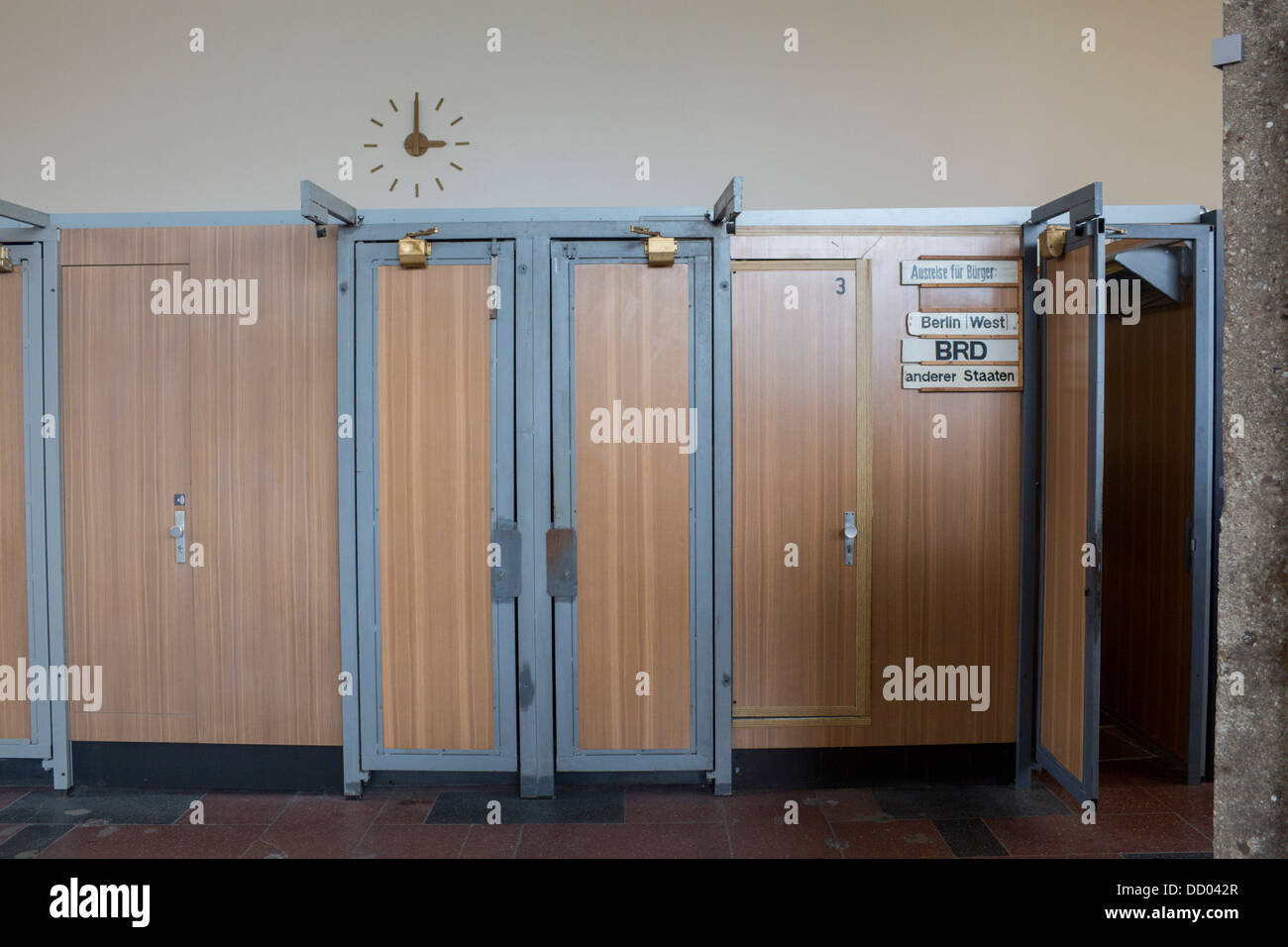 Tränenpalast Tränenpalast ehemaligen Grenzübergang Punkt Passkontrolle Berlin Deutschland Stockfoto