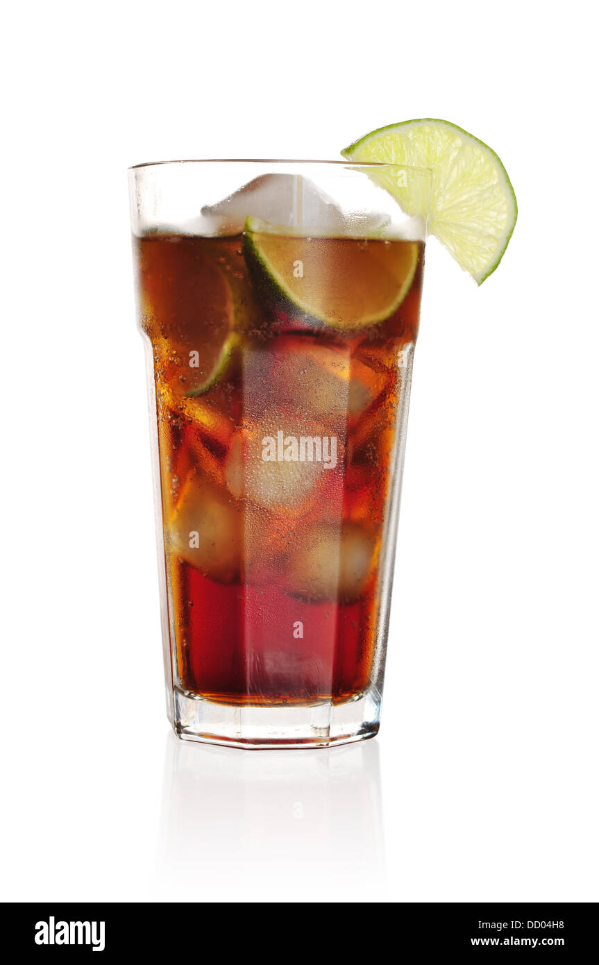 Cuba Libre cocktail isoliert auf weißem Hintergrund Stockfoto