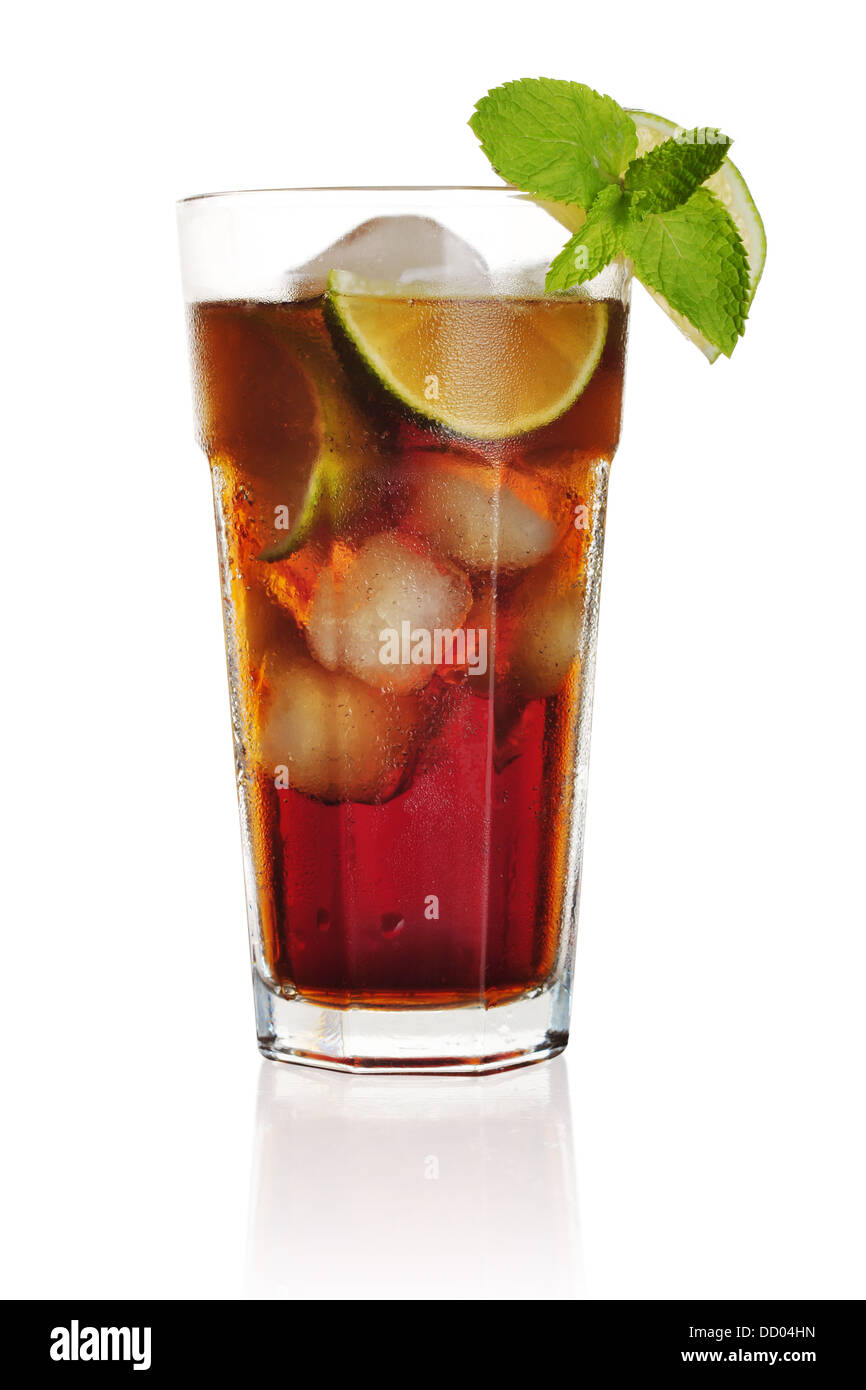 Long Island Iced Tea Longdrink isoliert auf weißem Hintergrund Stockfoto