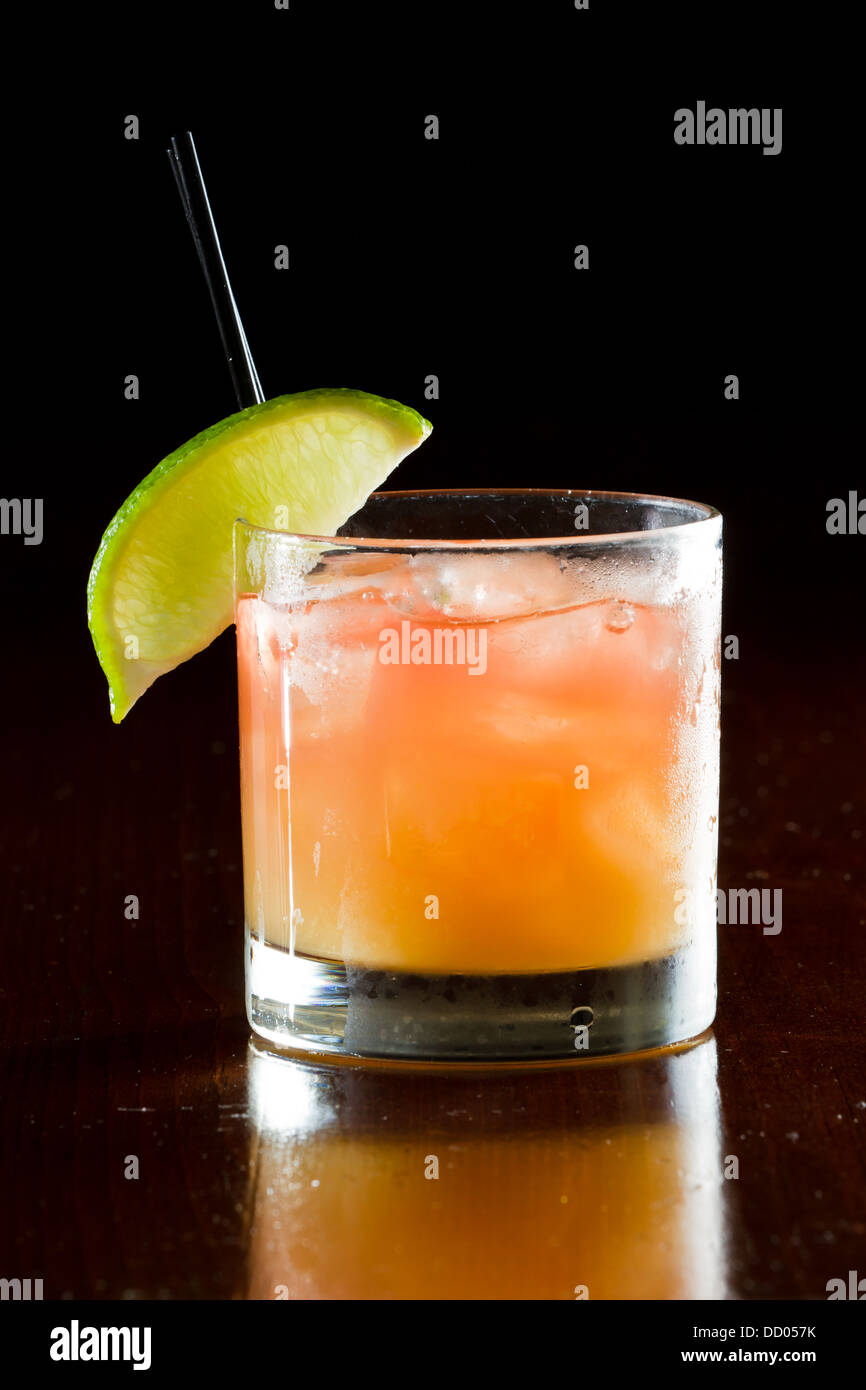 klassischer cocktail, Orange, Madras und Wodka Cranberry Saft serviert in einem Glas auf einem dunklen Balken Stockfoto