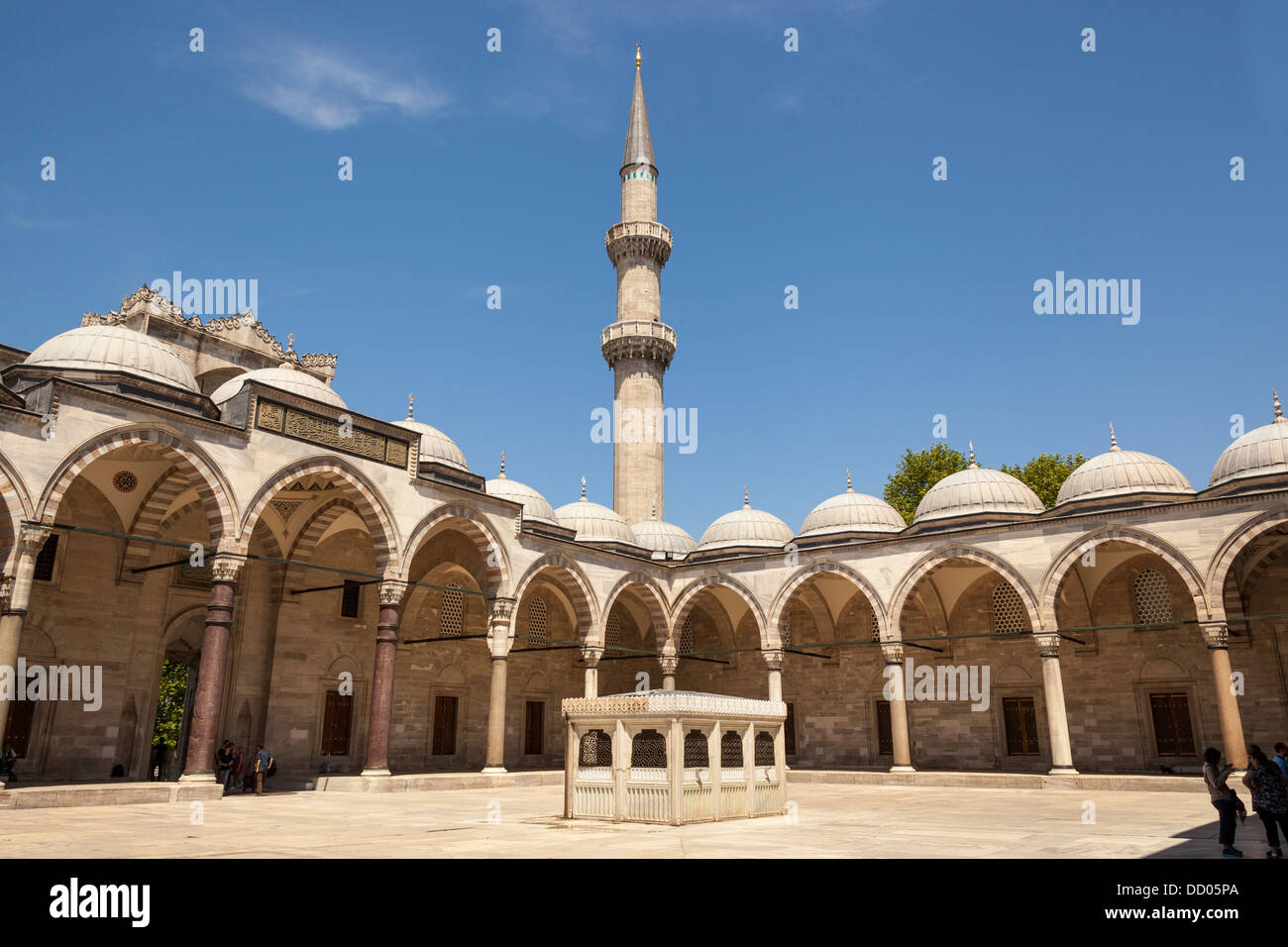 Ein Minarett und Bögen, Süleymaniye-Moschee, vom Innenhof, Istanbul, Türkei Stockfoto