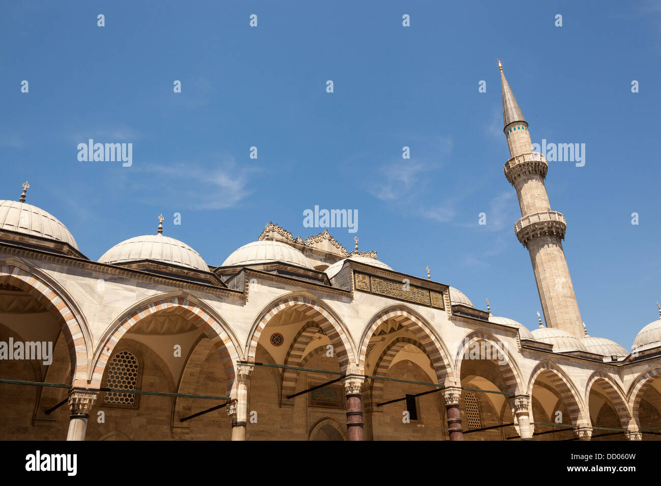 Ein Minarett und Bögen, Süleymaniye-Moschee, vom Innenhof, Istanbul, Türkei Stockfoto