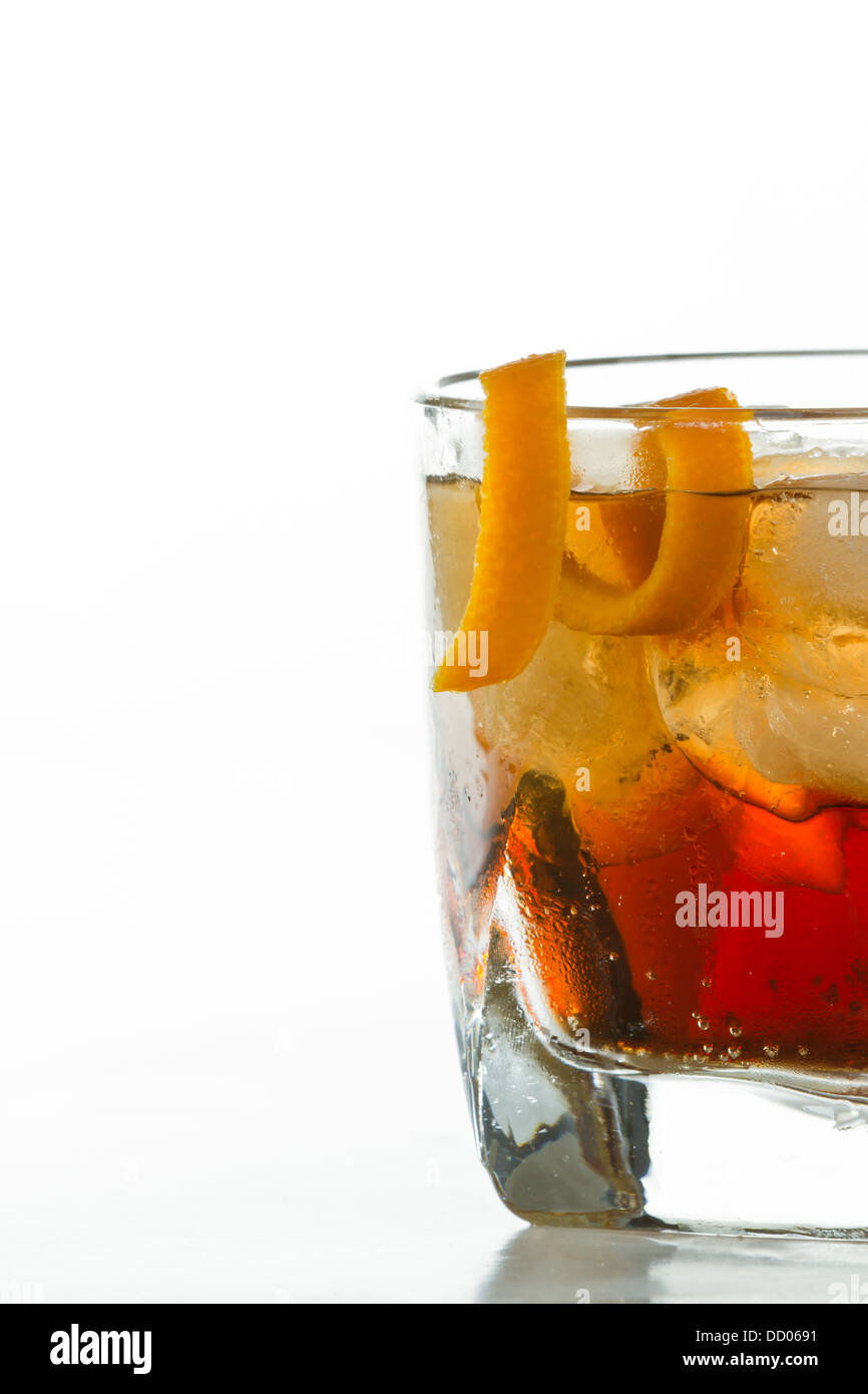 Whisky und Cola cocktail serviert in einem kurzen Glas, garniert mit einer orange twist Stockfoto