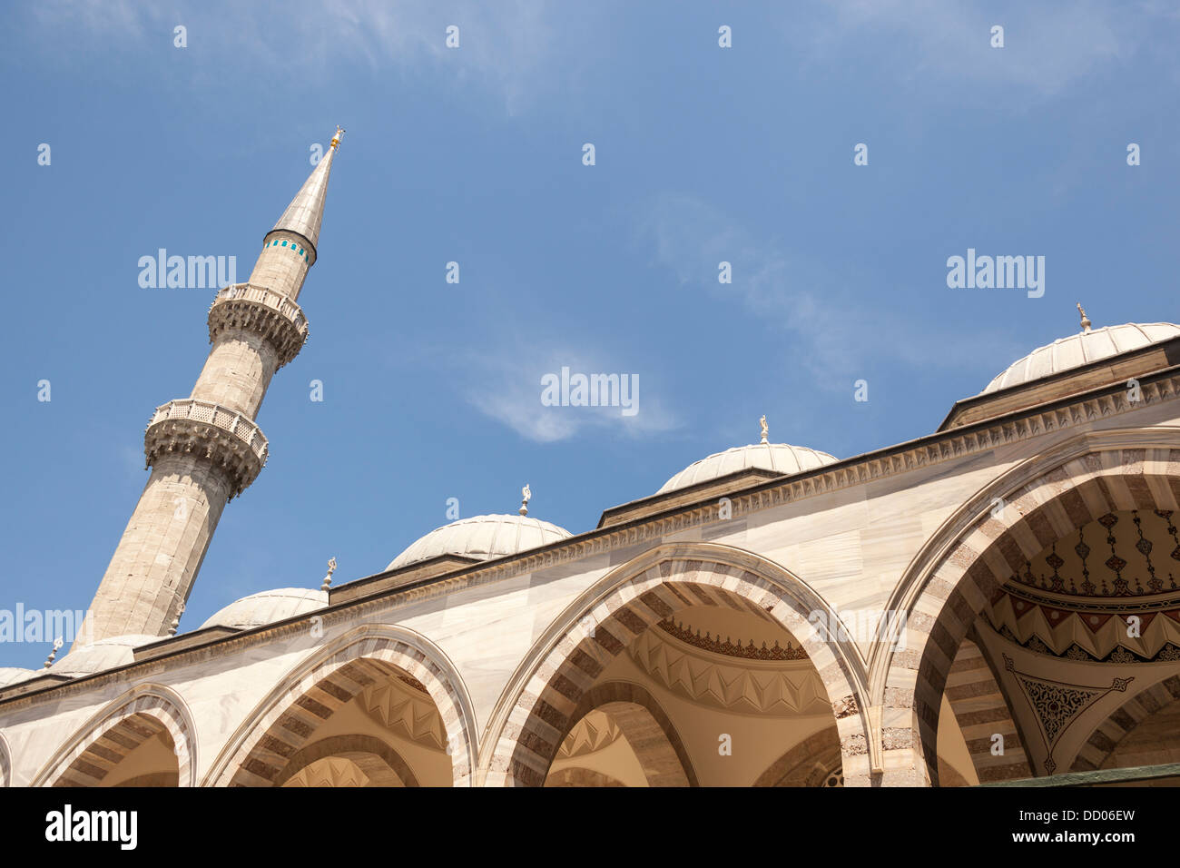 Ein Minarett, Kuppeln und Bögen, Süleymaniye-Moschee, vom Innenhof, Istanbul, Türkei Stockfoto