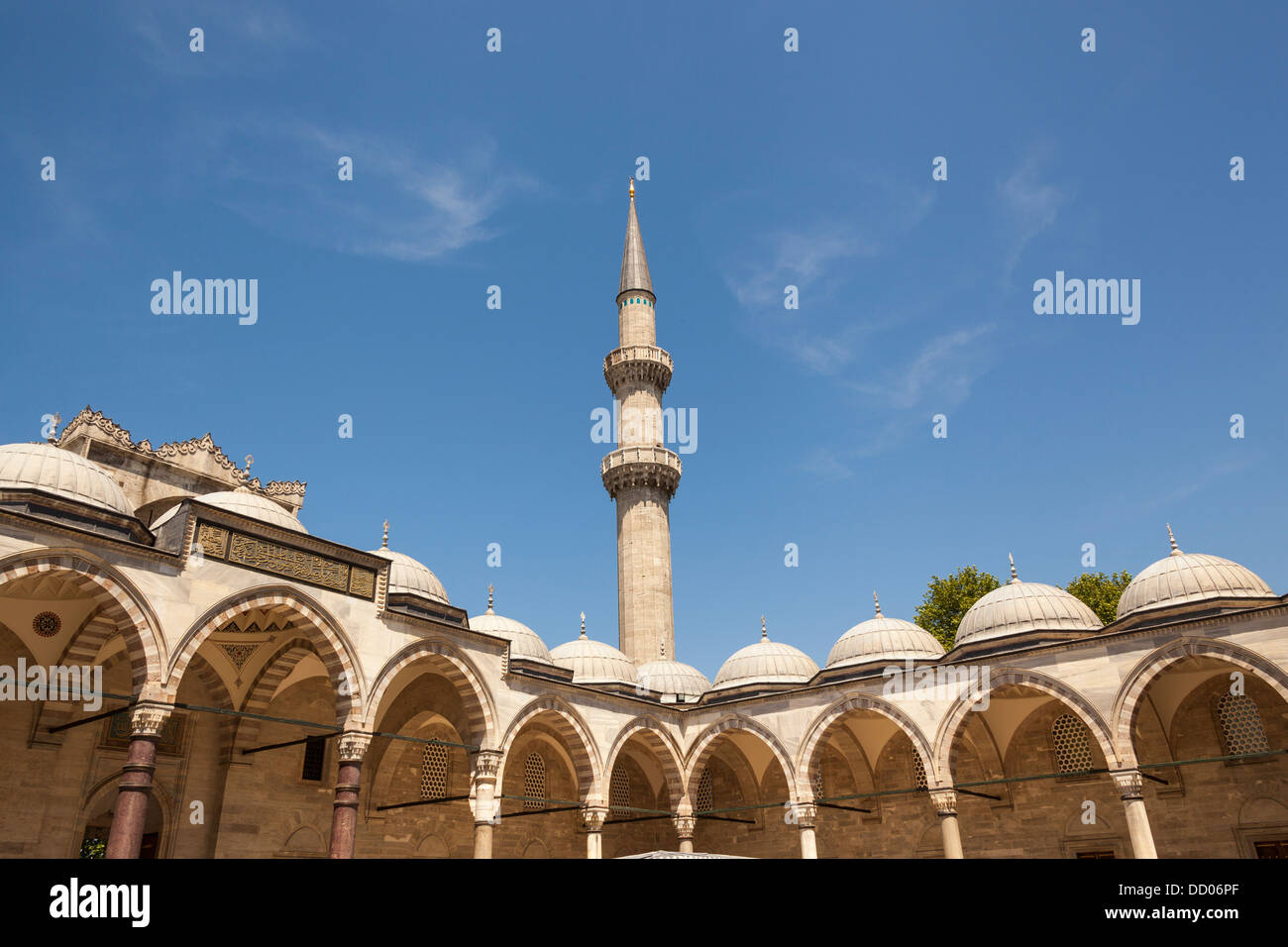 Ein Minarett und Bögen, Süleymaniye-Moschee, vom Innenhof, Istanbul, Türkei Stockfoto