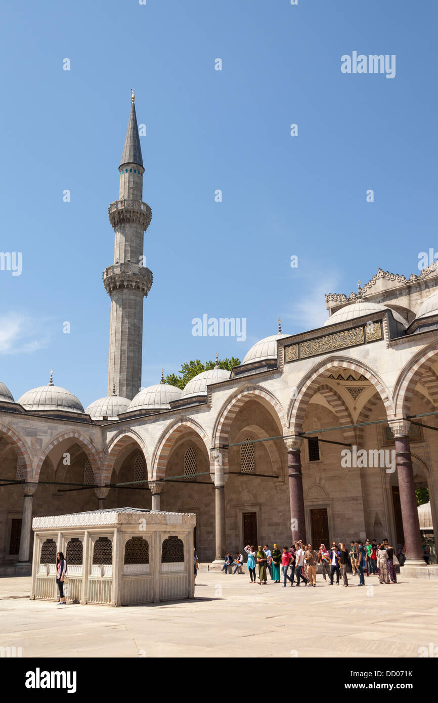 Innenhof der Süleymaniye-Moschee, Istanbul, Türkei Stockfoto