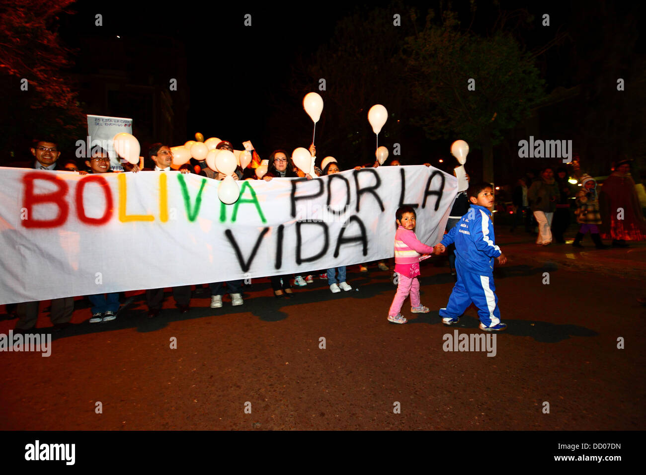 LA PAZ, Bolivien, 22. August 2013. Menschen nehmen Teil an einer Demonstration organisiert von Red Pro-Vida (Pro Life Network) gegen die Entkriminalisierung der Abtreibung zu protestieren. Bolivien hat ob Abtreibung seit März 2012 zu entkriminalisieren debattiert.  Bildnachweis: James Brunker / Alamy Live News Stockfoto