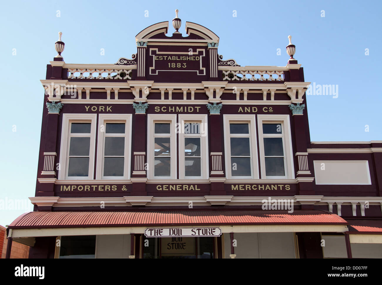 Historische Gebäude in der tasmanischen Stadt Sheffield die berühmt ist für seine Wandmalereien Stockfoto