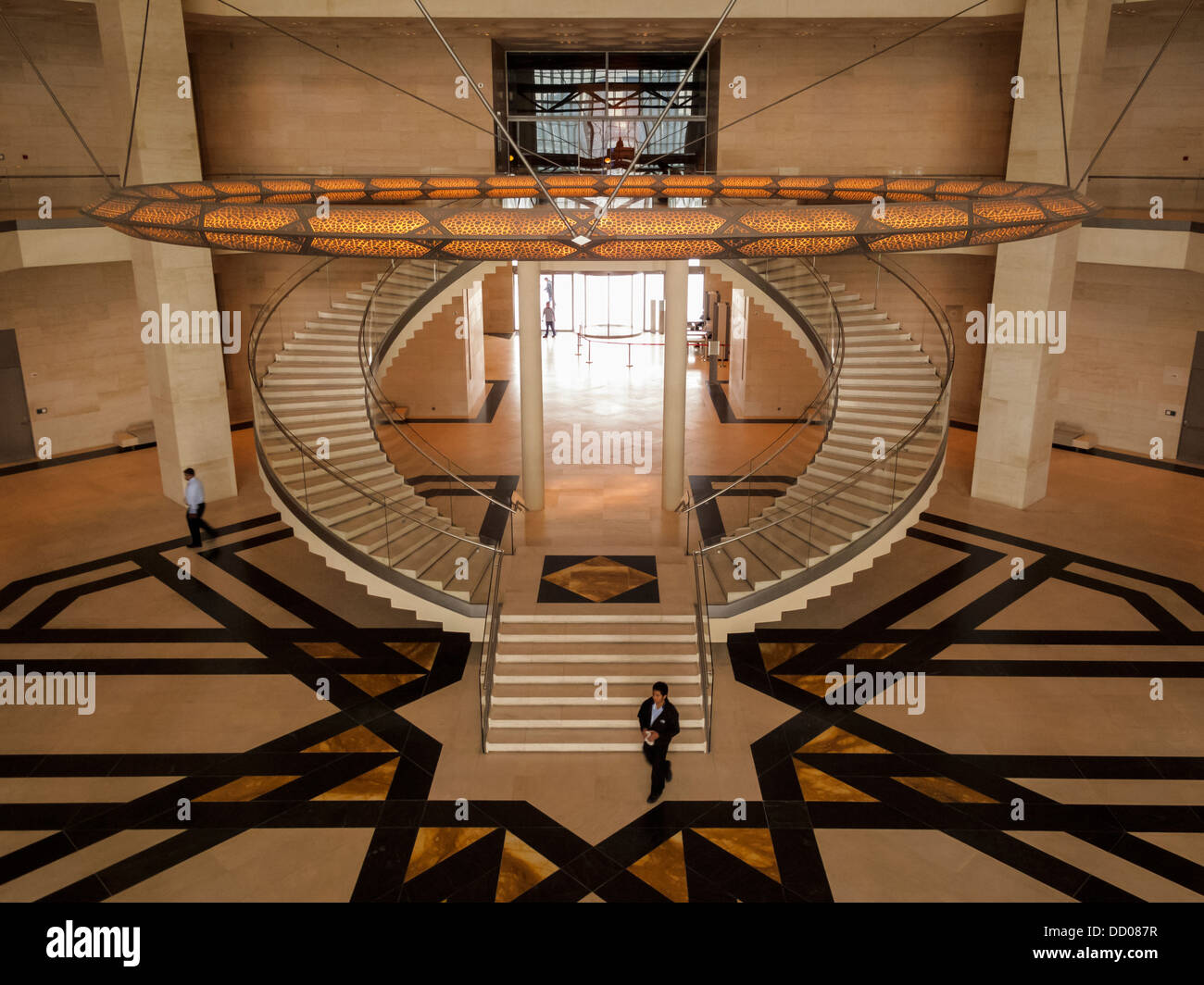 Mosaik Sterne gefliesten Foyer Luftaufnahme des kreisförmigen Marmortreppe und Touristen in das Museum für islamische Kunst in Doha, Katar Stockfoto