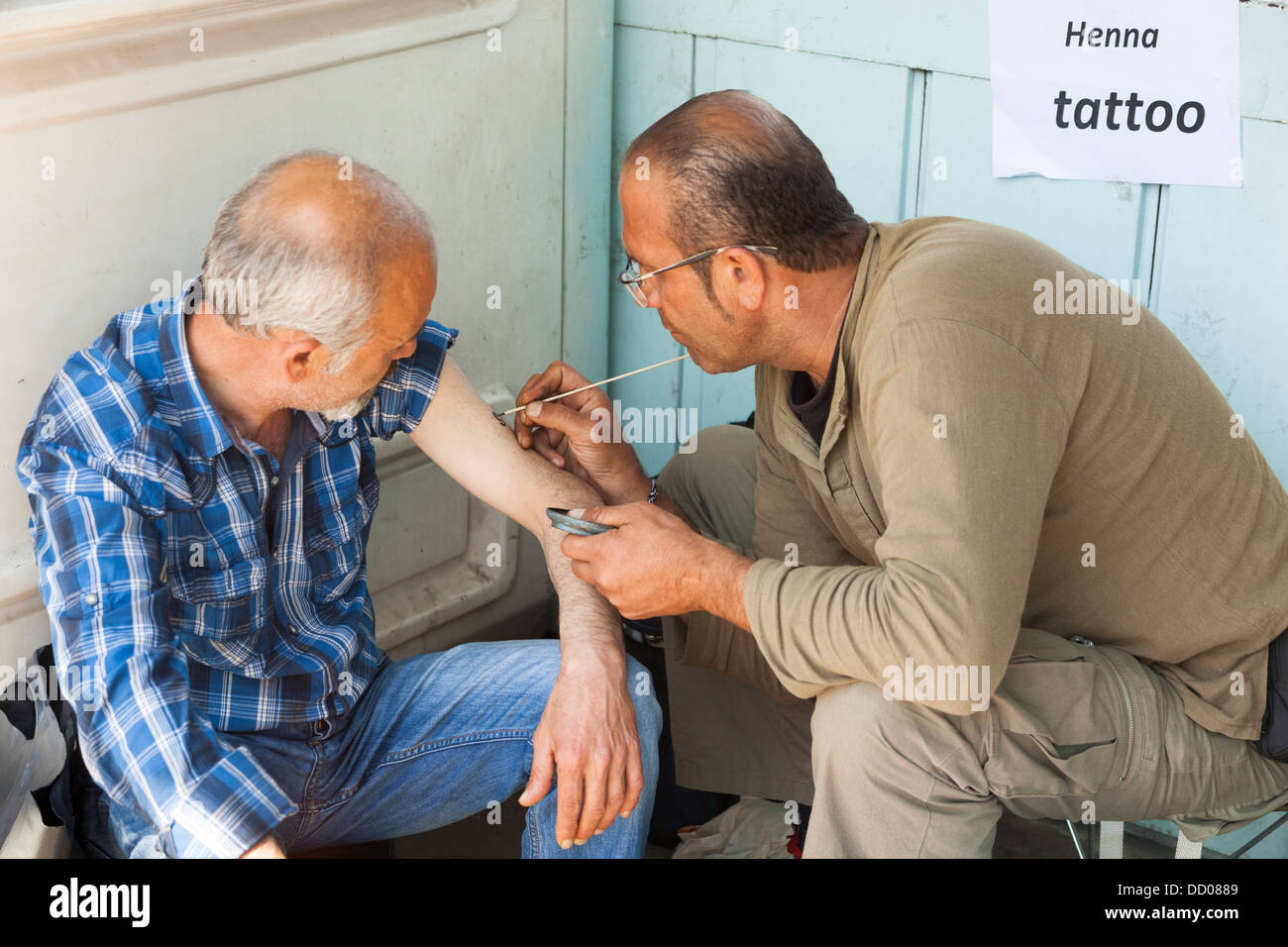 Mann hat eine Henna-Tattoo tätowiert auf seinem Arm, Istanbul, Türkei Stockfoto