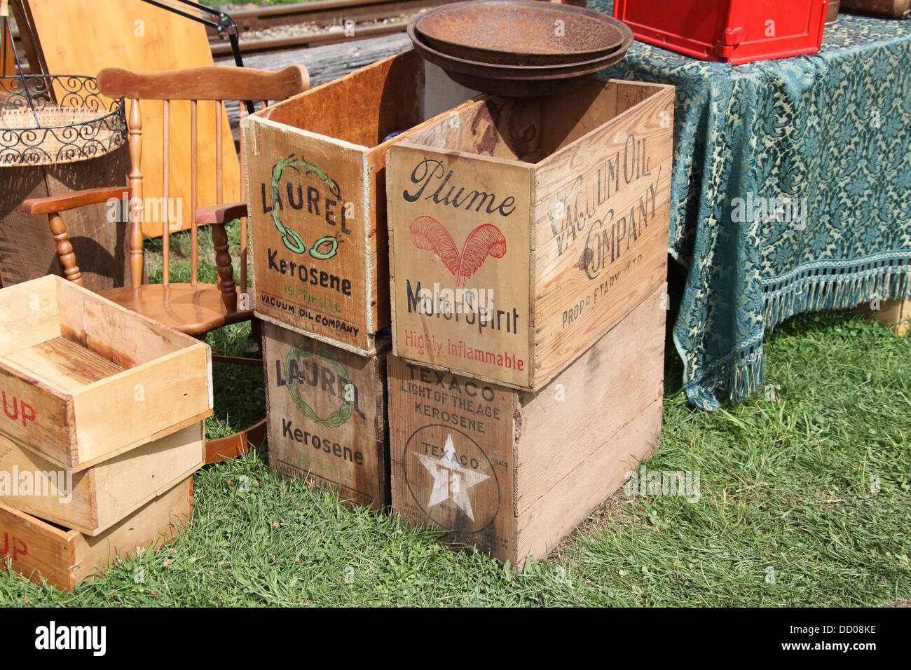Alte hölzerne Kisten auf einem Flohmarkt in Tasmanien Stockfoto