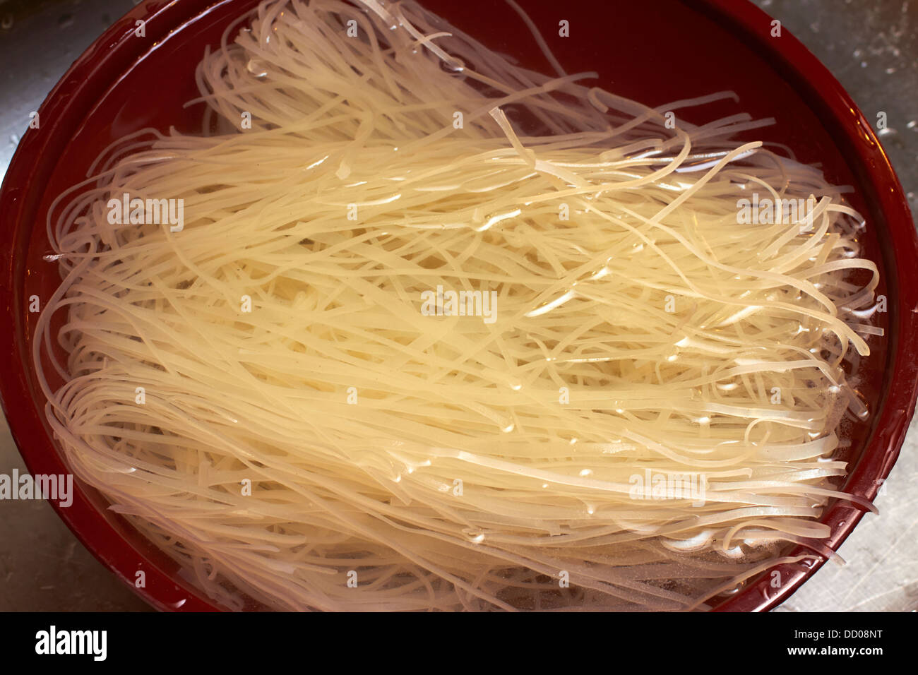 Chinesische Bean Thread Nudeln einweichen Stockfoto