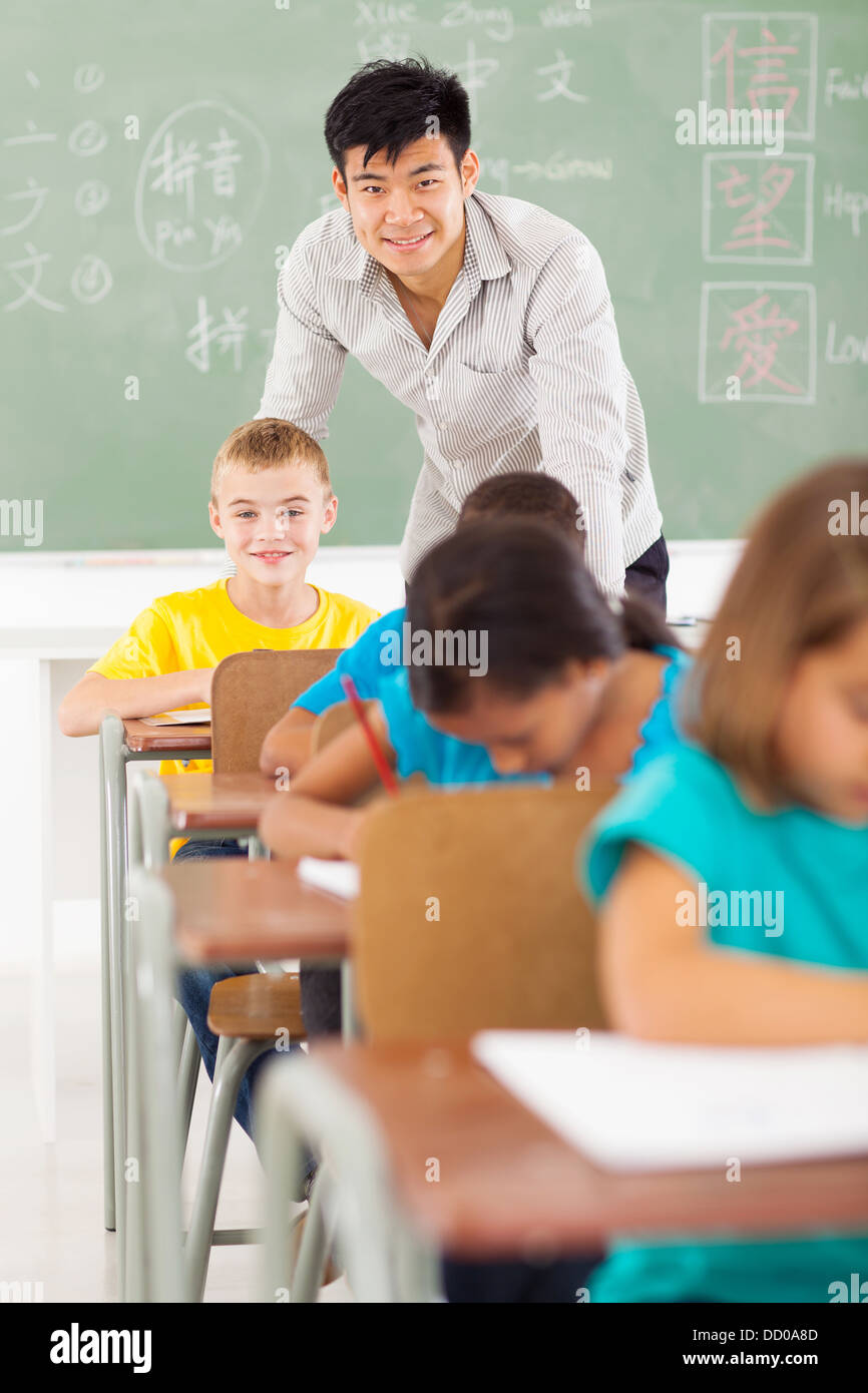 Chinesischlehrer und multirassische Schüler im Klassenzimmer Stockfoto