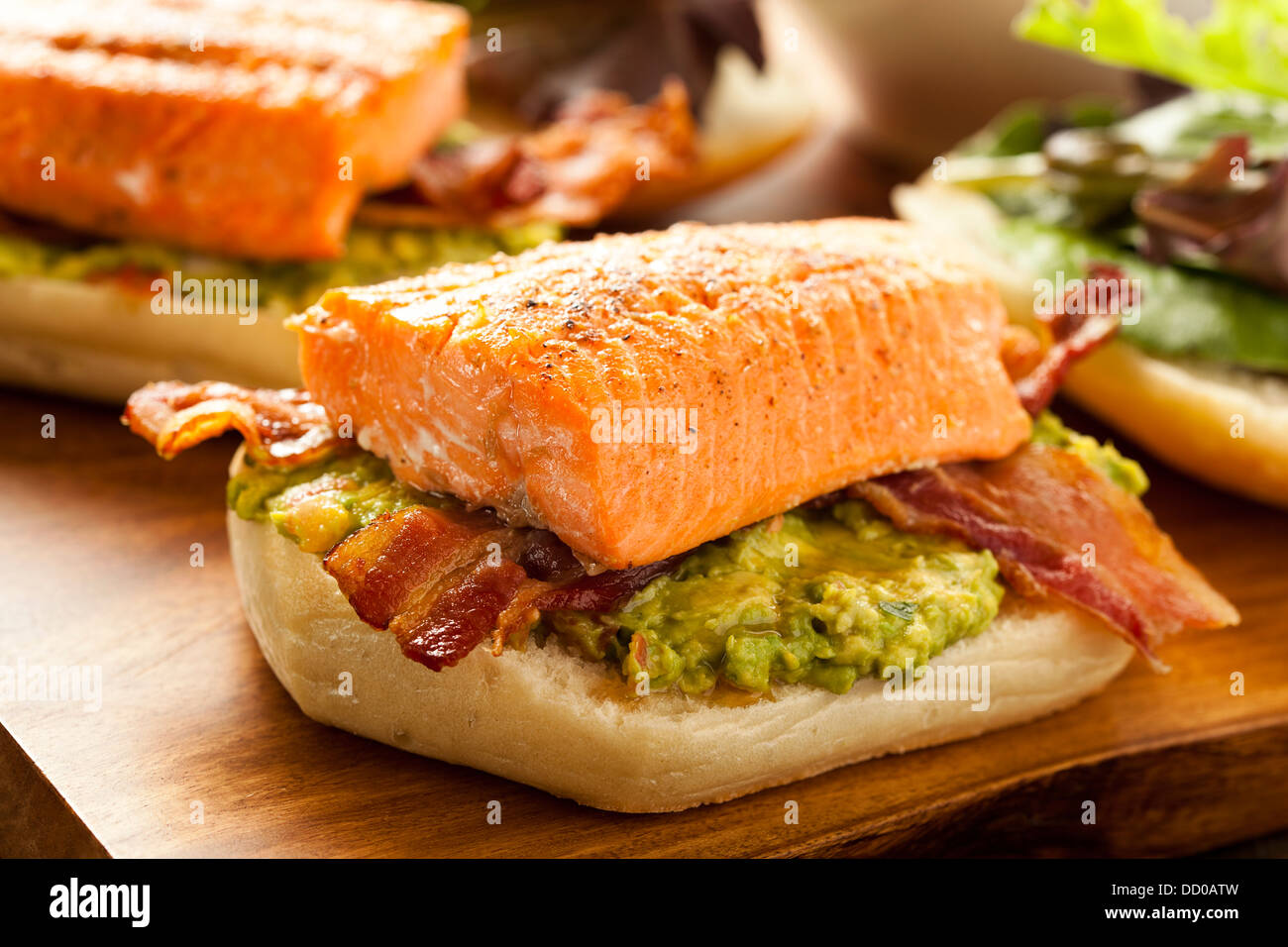 Gegrillter Lachs Sandwich mit Speck und Guacamole auf Brot ...