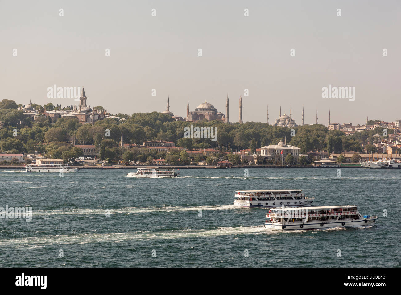 Topkapi-Palast, Hagia-Sophia-Moschee und Sultanahmet Moschee (blaue Moschee) neben dem Bosporus, Istanbul, Türkei Stockfoto