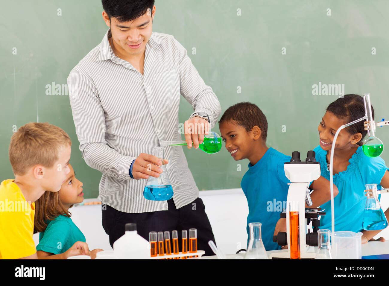 Grundschule Chemie Experiment im Klassenzimmer Stockfoto