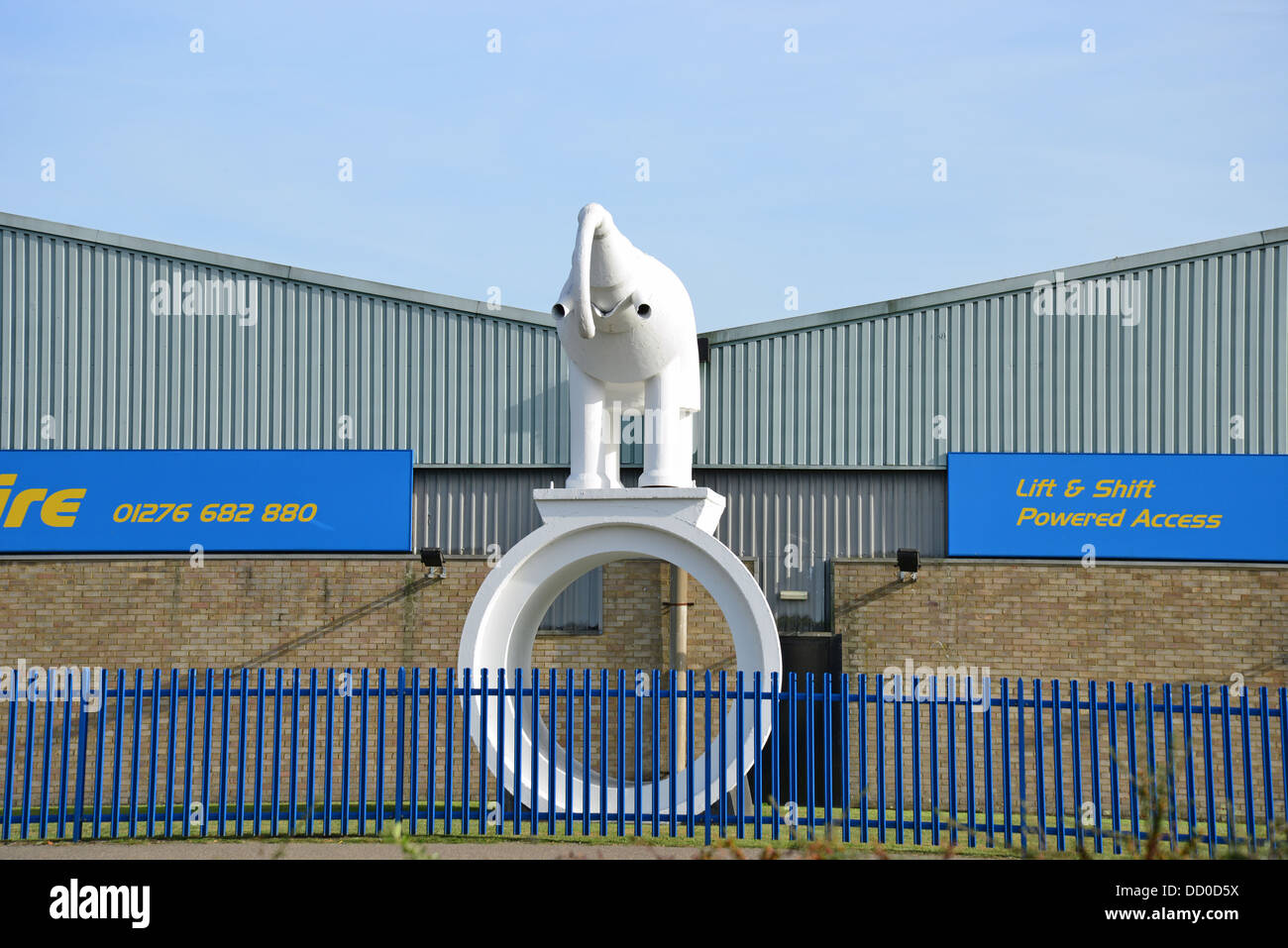 Die konkrete Rohr White Elephant auf A30, Camberley, Surrey, England, Vereinigtes Königreich Stockfoto