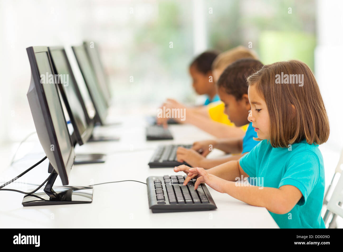 Gruppe der Grundschüler in Computer-Klasse Stockfoto