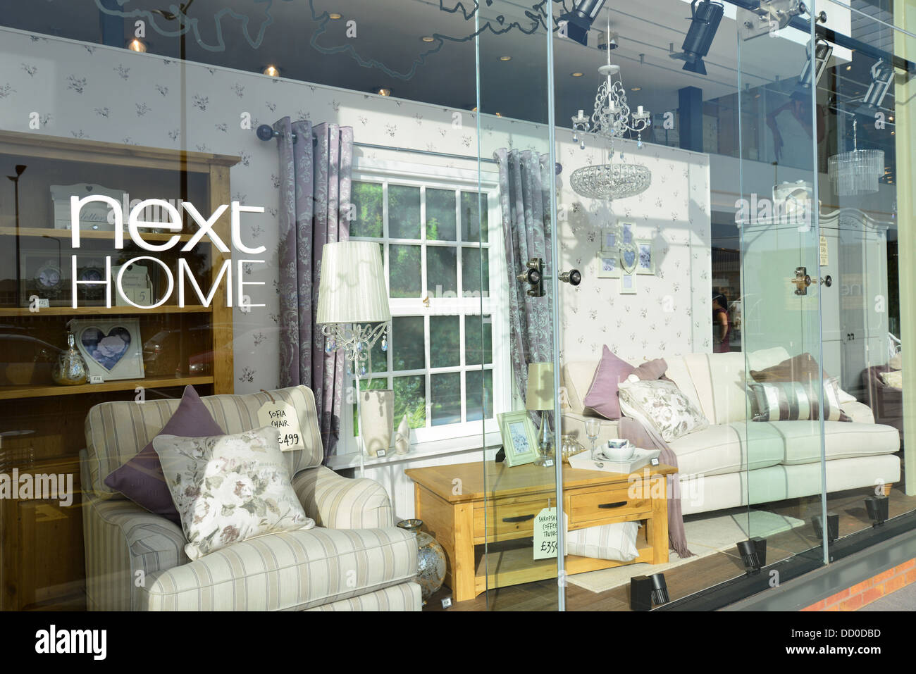 Schaufenster am nächsten Haus und Garten zu speichern, London Road, Camberley, Surrey, England, Vereinigtes Königreich Stockfoto