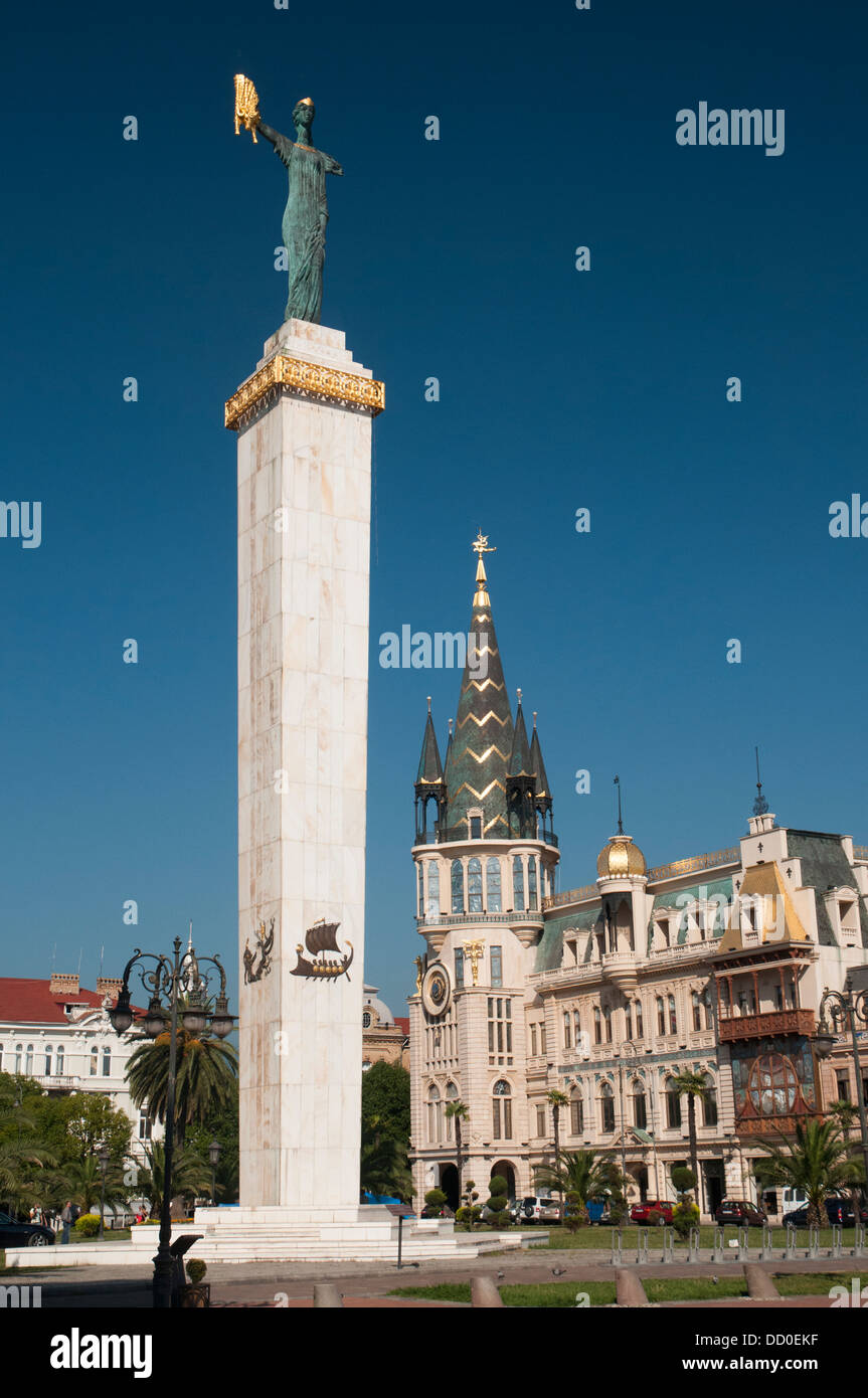 Medea-Denkmal auf dem Europaplatz, mit der Astronomischen Uhr dahinter, Batumi, republik Georgien Stockfoto