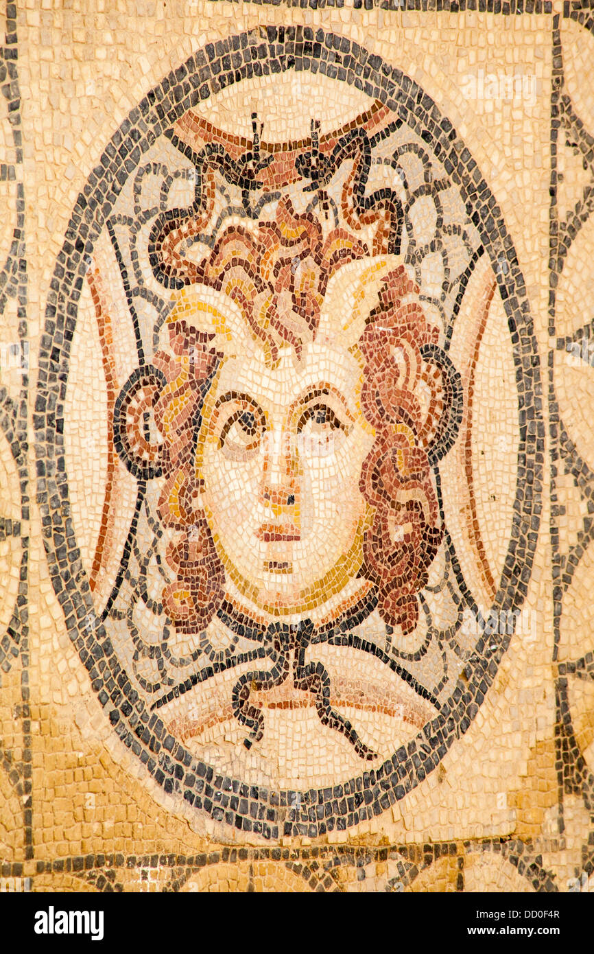 Mosaik Medusa auf dem Boden eines der Terrasse beherbergt, Ephesus, Türkei Stockfoto