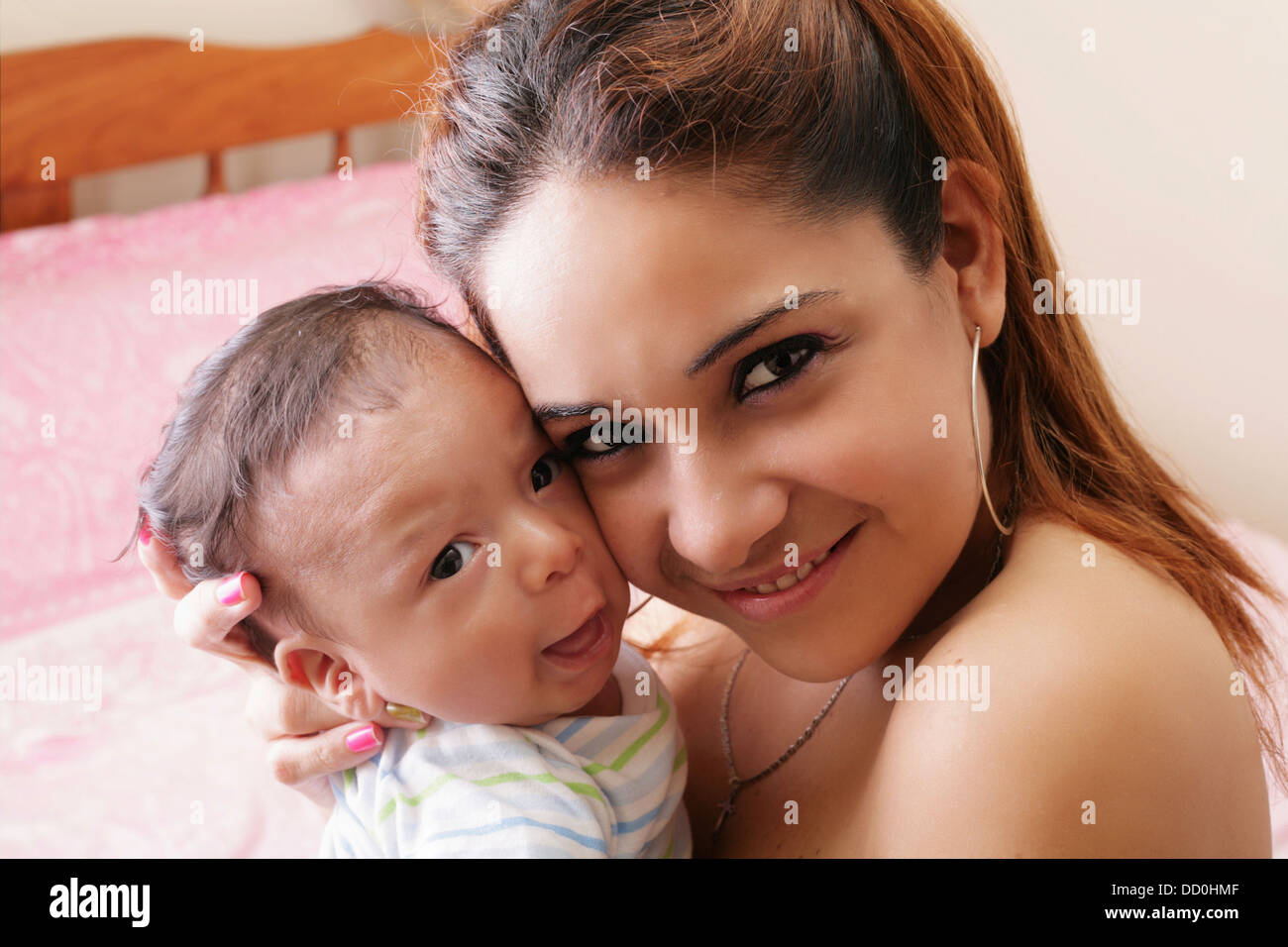 Porträt der Hispano-Amerikaner glücklich junge Mutter mit einem baby Stockfoto