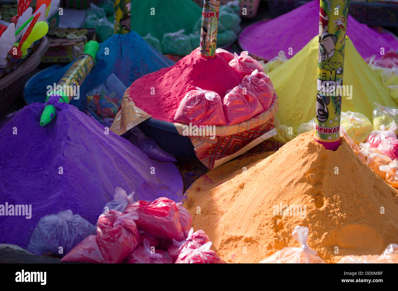 Holi Festival Farben und Pulvern auf Verkauf - Jodhpur, Rajashtan, Indien Stockfoto