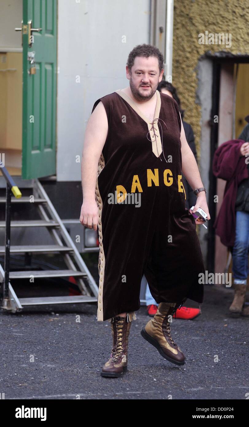 Johnny Vegas verlassen den Garderobe Trailer am Set von "Moone Boy" gekleidet wie ein Wrestler und rief Crunchie Heuhaufen Boyle, Irland - 12.01.12 Stockfoto