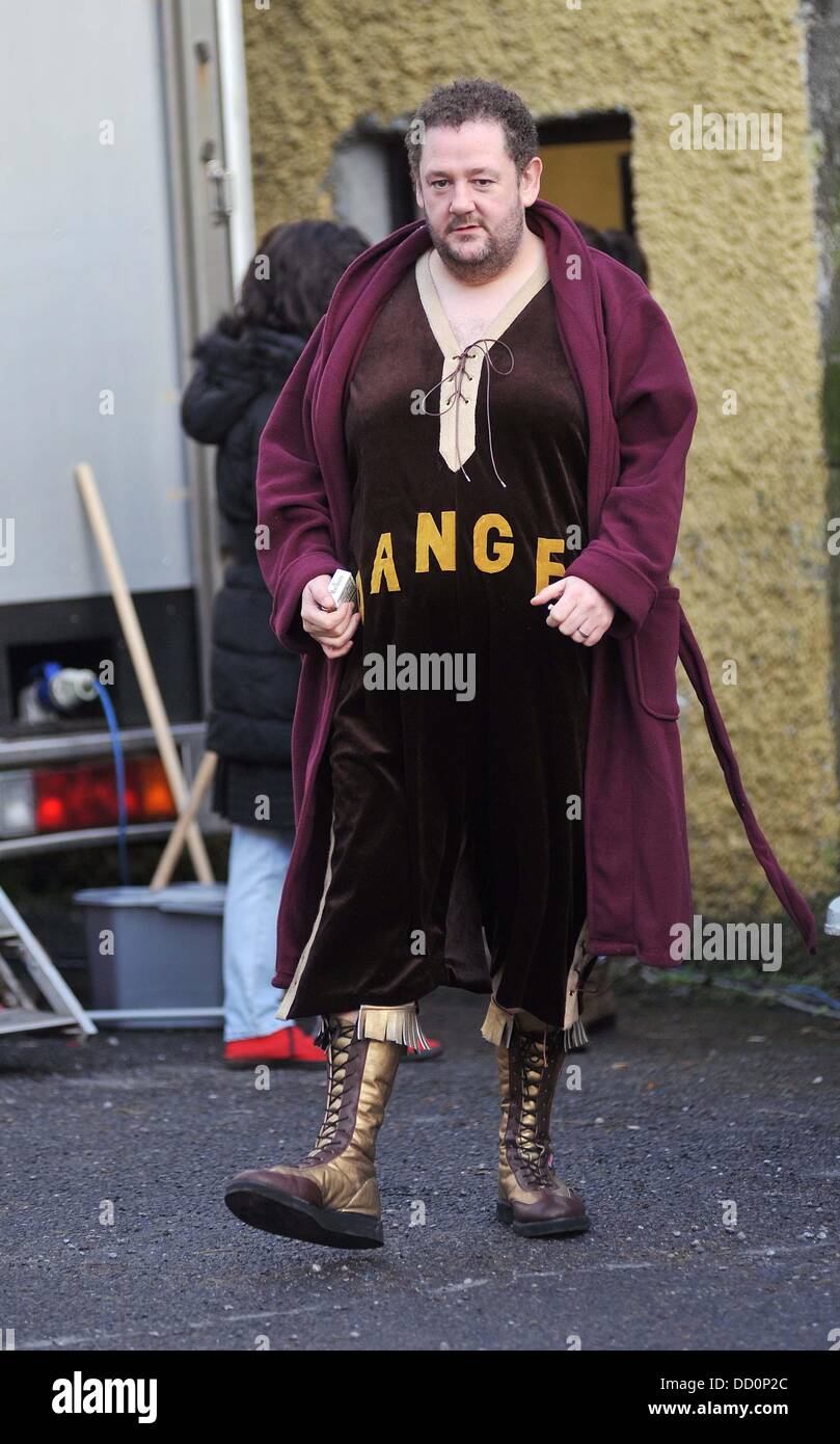 Johnny Vegas verlassen den Garderobe Trailer am Set von "Moone Boy" gekleidet wie ein Wrestler und rief Crunchie Heuhaufen Boyle, Irland - 12.01.12 Stockfoto