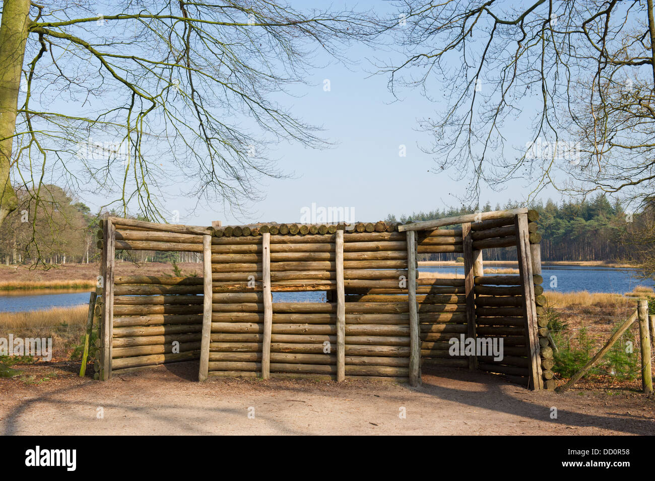Hölzerne Versteck Hütte in der Natur Stockfoto