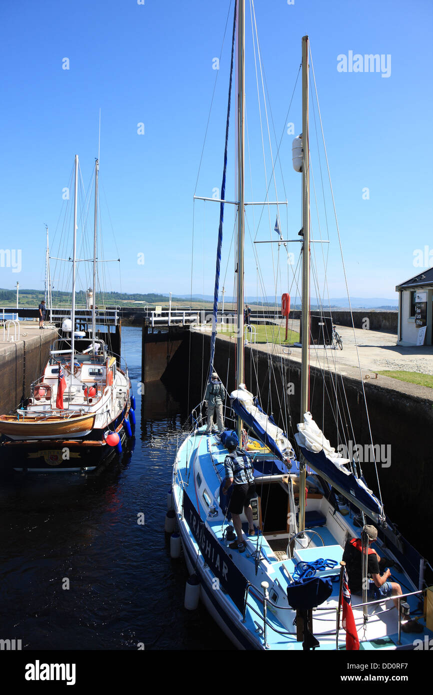 Yachten in der Schleuse bei Ardrishaig als die Schleusentore öffnen, Loch Fyne am östlichen Ende des Crinan Canal Stockfoto