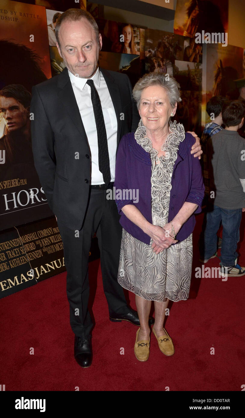 Liam Cunningham und seine Mutter Kathleen The Irish-premiere von "Haudegen" The Savoy in Dublin - 12.01.12 Stockfoto