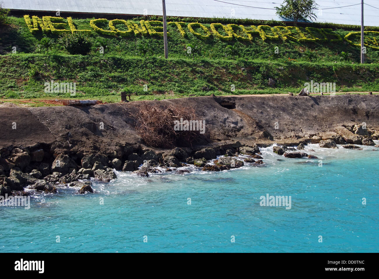 Herzlich Willkommen Sie in Ocho Rios Zeichen am Ufer, Ocho Rios, Middlesex County, Jamaika, Karibik. Stockfoto