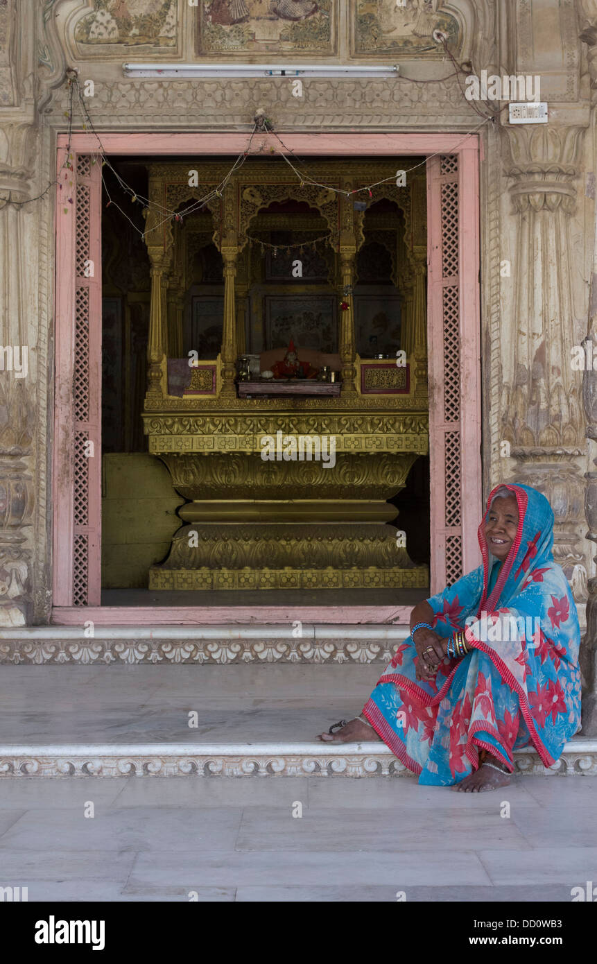 Indische Frau am Maha-Mandir-Tempel, Aayas Deonath gewidmet. Jetzt verwendet als Schule - Jodhpur, Rajashtan, Indien Stockfoto