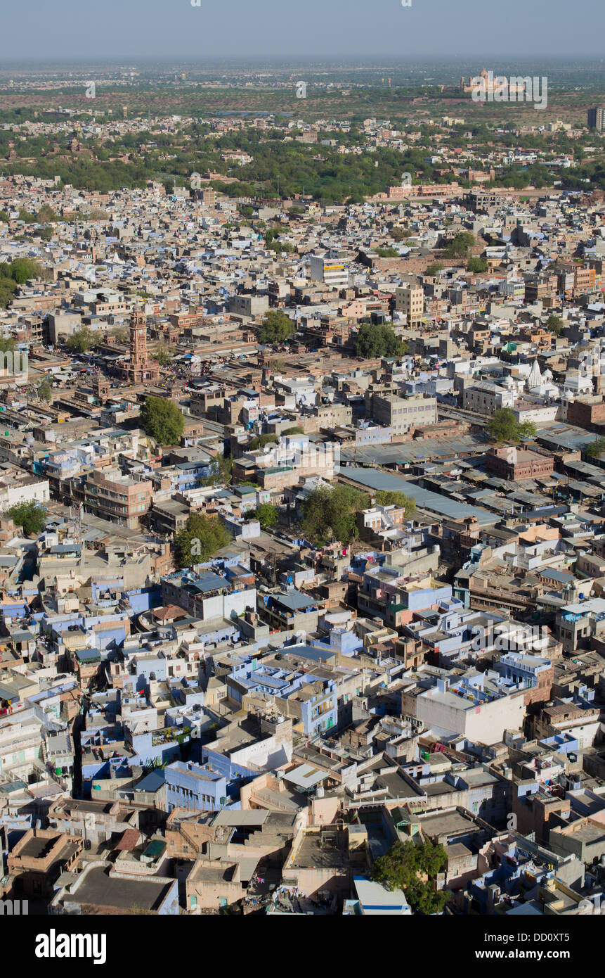 Blick auf die blaue Stadt Jodhpur, Rajashtan, Indien. Sardar Markt Uhrturm oben links des Bildes. Stockfoto