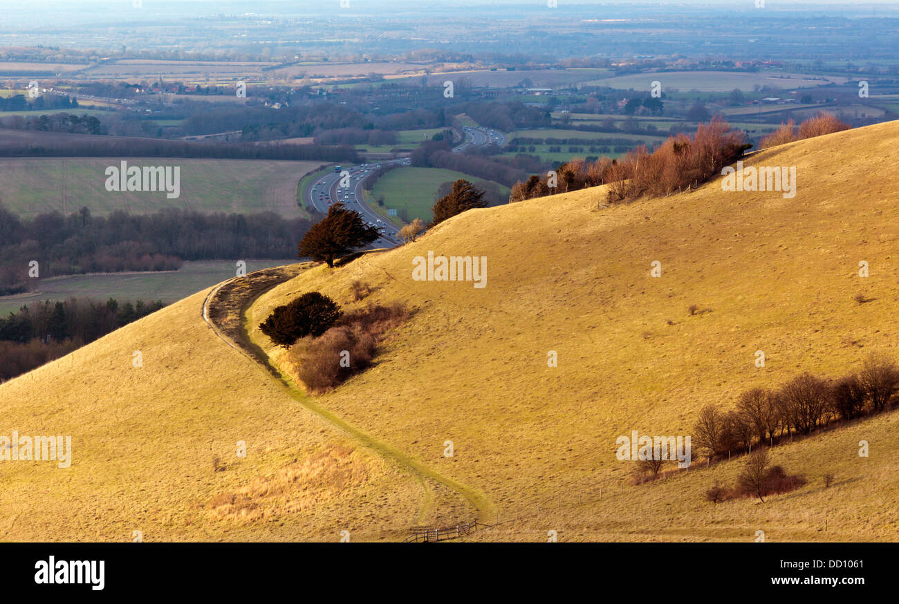 Der M40 Junction 6 aussehende Nordwesten schlängelt durch das Aston Rowant schneiden (oder Stokenchurch Lücke), spiegelt sich in dem Hügel Weg. Stockfoto