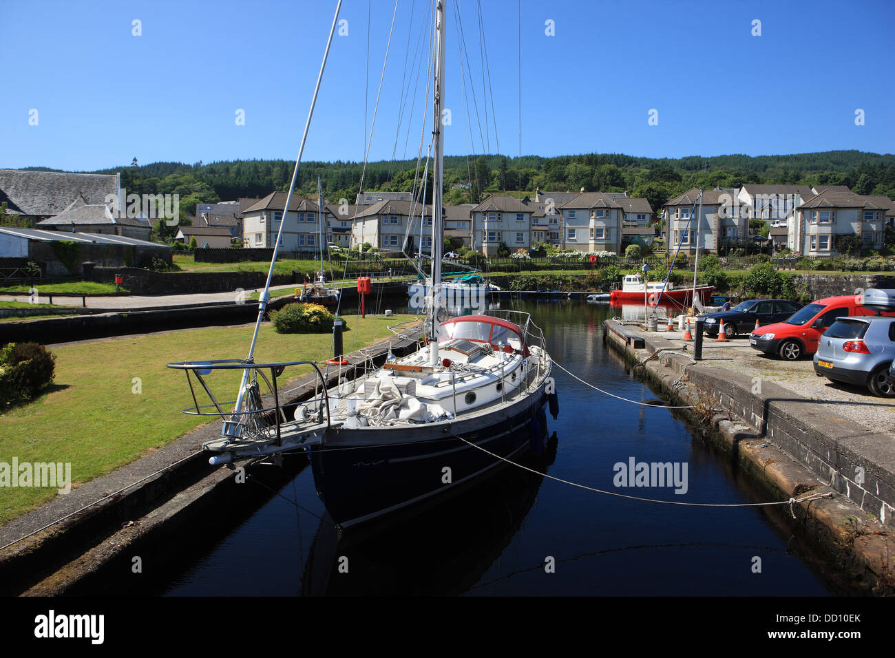 Yachten ankern Ardrishaig Becken zu Osteingang zum Crinan Kanal in Argyll, Rechtsdiskussion Stockfoto