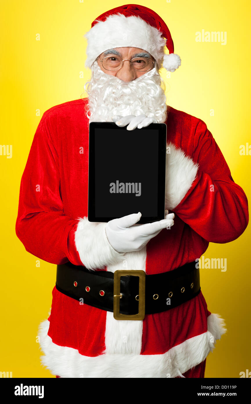 Kris Kringle präsentiert neue aktualisiert TabletPC. Der Verkauf dieses Weihnachten. Stockfoto