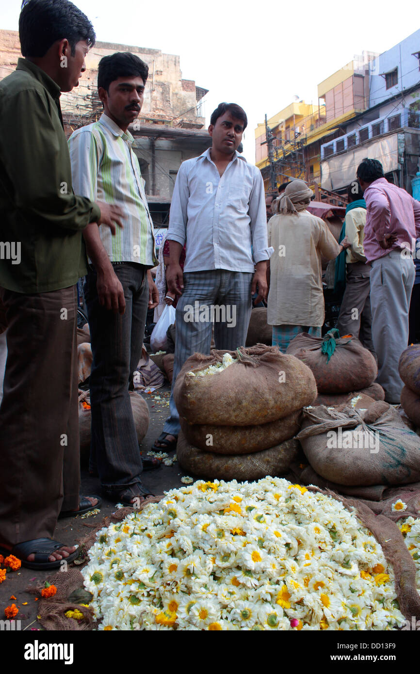 Käufer verhandeln über den Kauf von Blumen auf dem Blumenmarkt Chandni Chowk in Alt-Delhi, Indien. Stockfoto Käufer verhandeln über den Kauf von Blumen auf dem Blumenmarkt Chandni Chowk in Alt-Delhi, Indien. Stockfoto